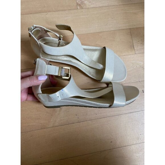 REACTION Kenneth Cole "Great Viber" Gold Women NEW sandal low wedge - Picture 2 of 7